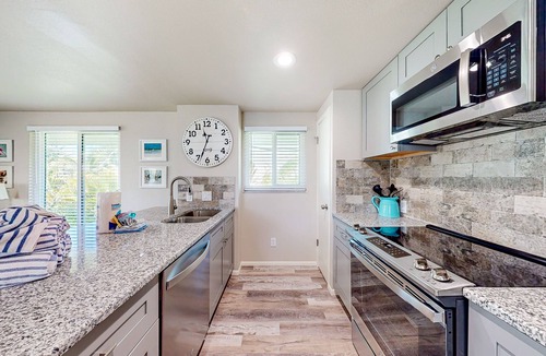 Anna Maria Condo | 2nd-floor condo across the street from the beach with heated pool, balcony, W/D