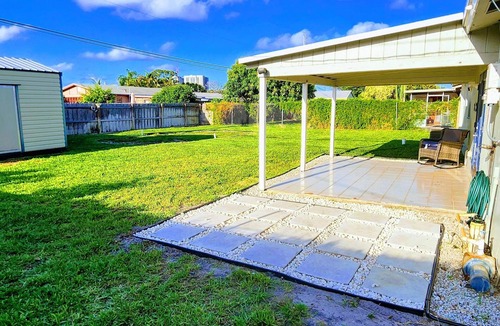 Riviera Beach House | 3/2 near the beach, boat docks, and snorkeling big yard and electric car charger