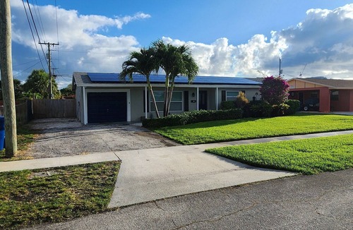 Riviera Beach House | 3/2 near the beach, boat docks, and snorkeling big yard and electric car charger