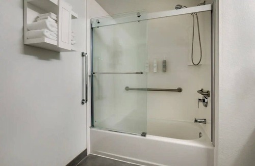 Polk Village Hotel | 3.5 Miles to Marine Corps Air Station | Room for Two | Pet-Friendly Stay