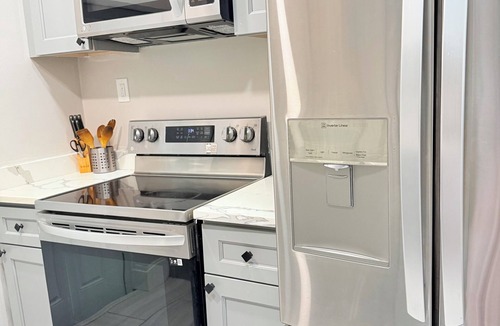 North Philadelphia House | 3 BD 2 BA townhome in Philadelphia with Central AC, king bed, 85" TV, patio