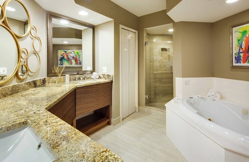 South Island Hotel | 3 Beachfront Suites: Kitchen, Balcony & Free Parking Included!
