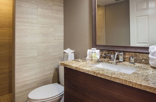 South Island Hotel | 3 Beachfront Suites: Kitchen, Balcony & Free Parking Included!