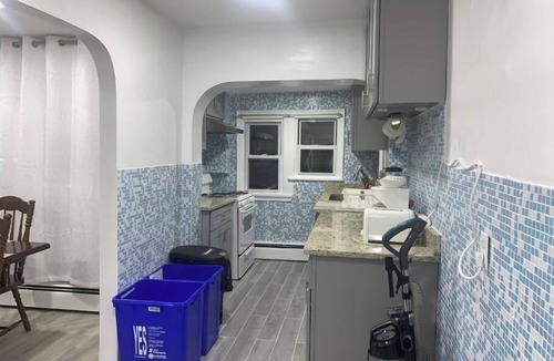 Delair House | 3 bed/1 bath (with a king bed) best location, connect to everywhere