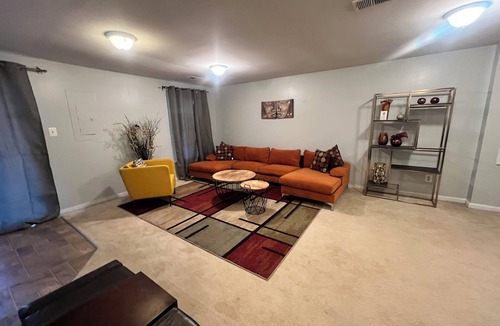 Newington House | 3 Bed 2.5 Bath Fully Furnished Spacious Townhouse Free Parking, basement, deck