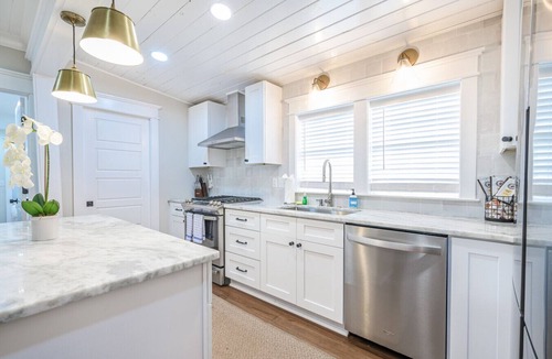 Cannonborough Elliotborough Apartment | 3 Bed 3 Bath Historic Home `4 Blocks from King St`