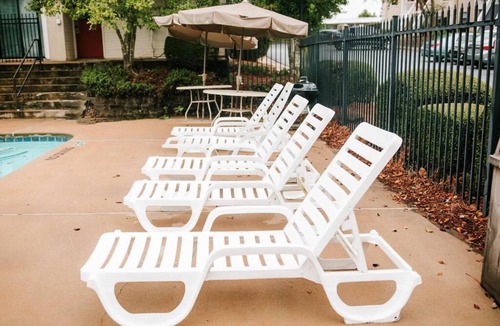 Athens Apartment | 3-Bed Athens Getaway right near UGA with Pool and Parking and SmartTV