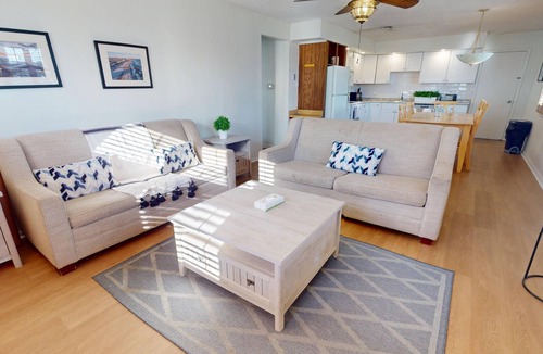 North End Apartment | 3 Bedroom 2 Bath Family Apartment (401/402)