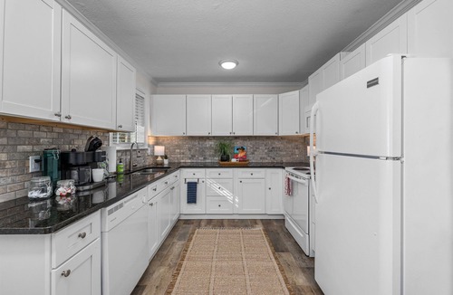 Augusta House | 3 bedroom 2 bathroom home with fenced yard that allows pets. The sleeping arrangements are 3 queen beds.