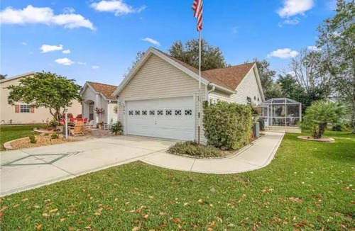 Lady Lake House | 3 Bedroom 2 Bathroom sleeps 6 and includes golf cart - close to town squares