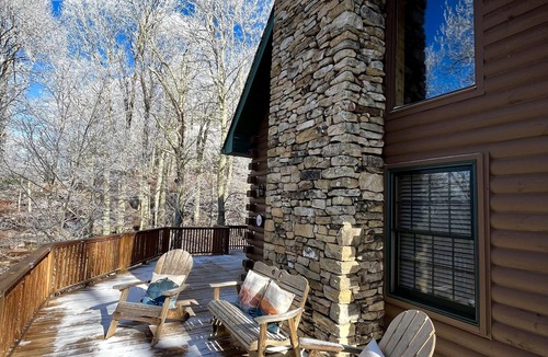 Wolf Laurel Cabin | 3 Bedroom + 3.5 Bath Beautiful Log Cabin with Fireplace + Stunning Mountain Views!