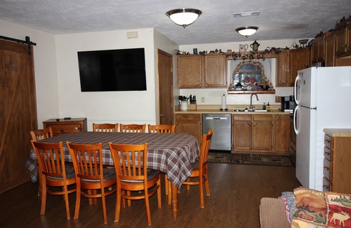 Qualla Cabin | 3-bedroom 3-bath cabin 6 minute drive to Harrah's Casino - 1 Gig internet