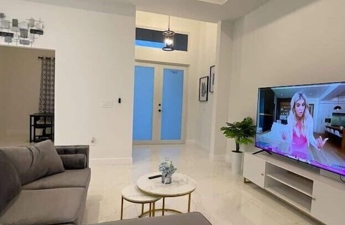 Sunshine Apartment | 3 Bedroom 654080 by Houzlet