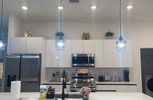 Sunshine Apartment | 3 Bedroom 654080 by Houzlet