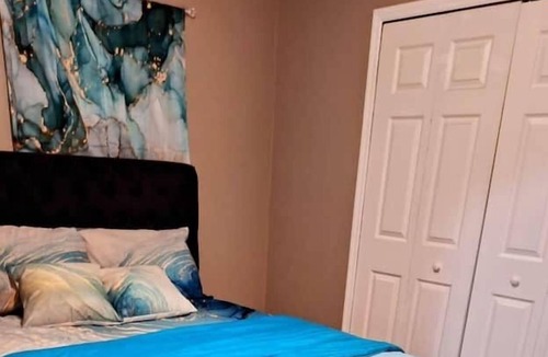 Sunshine Apartment | 3 Bedroom 697986 by Houzlet