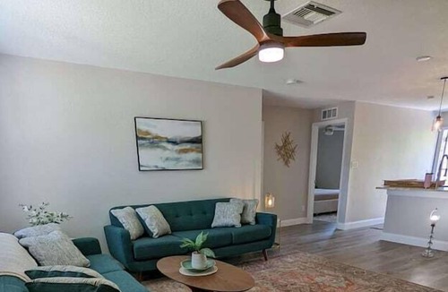 Sunshine Apartment | 3 Bedroom 704631 by Houzlet