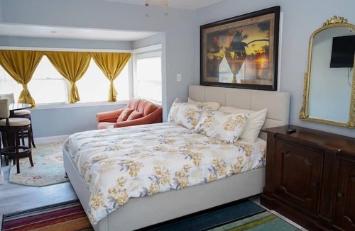 Bayview Apartment | 3 Bedroom 802389 by Houzlet