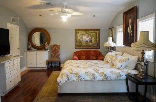 Bayview Apartment | 3 Bedroom 802389 by Houzlet