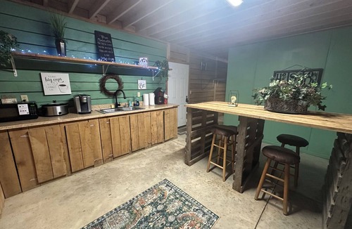 Winona Cabin | 3 Bedroom Cabin. Sleeps up to 9. Direct Access to Brimstone. Hot Tubs