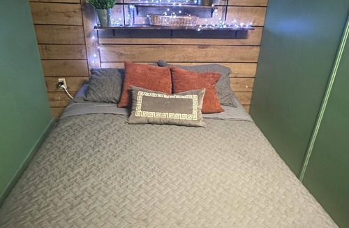 Winona Cabin | 3 Bedroom Cabin. Sleeps up to 9. Direct Access to Brimstone. Hot Tubs
