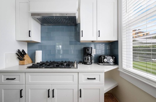 Downtown Charleston Apartment | 3 Bedroom Downstairs Unit - 3 Blocks to King St.