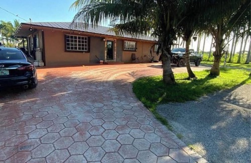 Ludlam House | 3-bedroom farmhouse in peaceful Miami with cool vibes