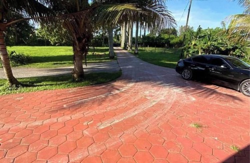 Ludlam House | 3-bedroom farmhouse in peaceful Miami with cool vibes