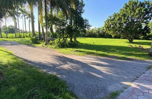 Ludlam House | 3-bedroom farmhouse in peaceful Miami with cool vibes