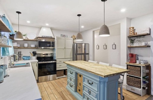 Greer House | 3 Bedroom House - Amazing Location, Pet Friendly!