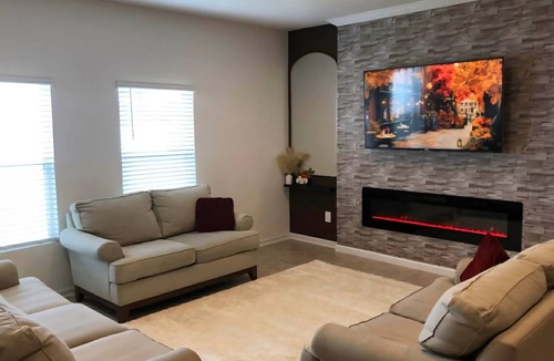 Golts House | 3-bedroom house in charming Middletown with AC