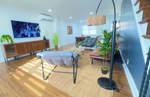 Delair House | 3-bedroom house Jacuzzi + Parking + Comfort – Philly Stay Share Save
