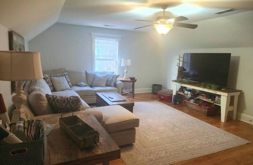 Molena House | 3-bedroom house with giant bonus room in Molena close to multiple wedding venues