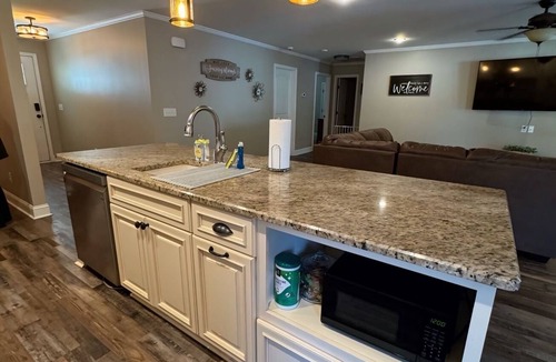 Tifton House | 3-bedroom house with pool in quiet neighborhood