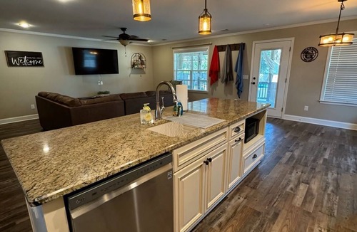 Tifton House | 3-bedroom house with pool in quiet neighborhood