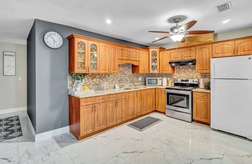 Coral Springs House | 3 Bedroom Pool Home with Modern Interior Design
