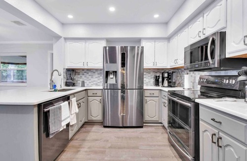 Largo House | 3-bedroom pool house with screened in lanai in serene Largo with coastal breeze