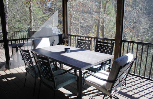 Cleveland House | 3-bedroom RIVER cottage in charming North Georgia w/room for 8+ WiFi AC