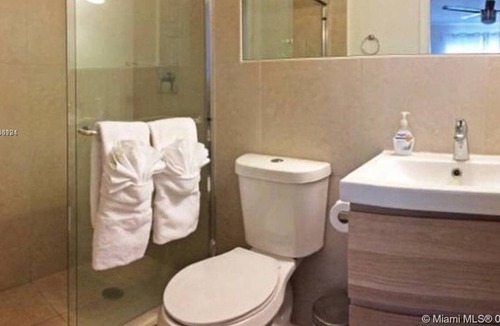 Dania Beach Apartment | 3 Bedroom Single family 235122 by Houzlet