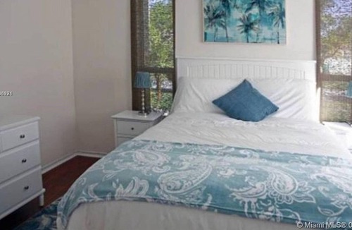 Dania Beach Apartment | 3 Bedroom Single family 235122 by Houzlet