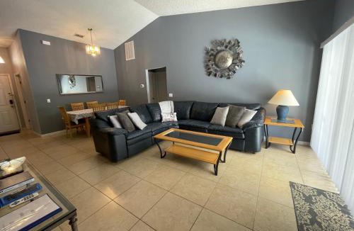 Clear Creek House | 3 Bedroom Villa with Poolside Cinema and Games Room Close to theme Parks sleeps 6 plus 2
