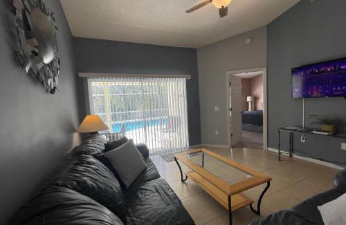 Clear Creek House | 3 Bedroom Villa with Poolside Cinema and Games Room Close to theme Parks sleeps 6 plus 2