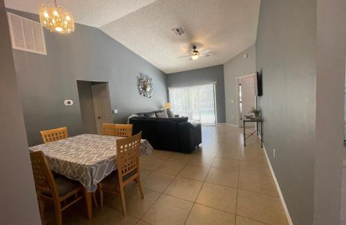 Clear Creek House | 3 Bedroom Villa with Poolside Cinema and Games Room Close to theme Parks sleeps 6 plus 2