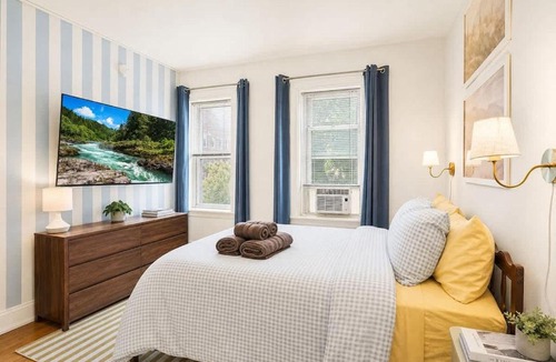 Gayborhood Apartment | 3 Beds Midtown Village Walk Everywhere Sleeps 4