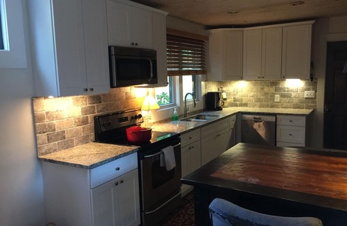 Greenville House | 3 BR fully renovated 3 miles to Main St….contact JW for discount extended stays.