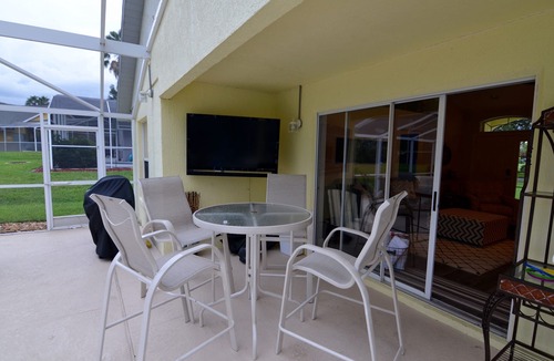 Haines City House | 3 BR VILLA. Large pool. Hot tub. 25 min to Disney. 2 King Size Beds, 1 queen