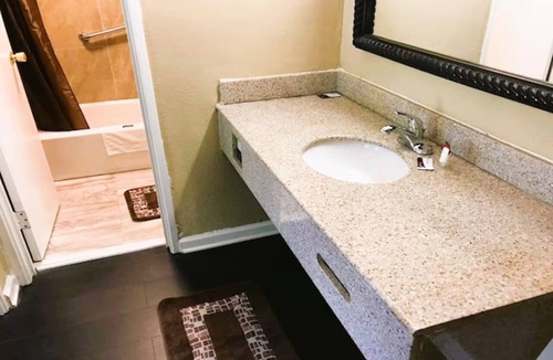 Governor's Walk Hotel | 3 Budget-Friendly Rooms Perfect Groups near Tallahassee Memorial | Free Parking