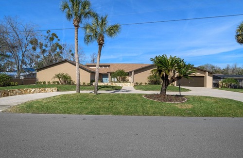 Homosassa House | 3-Hour Tour. Springs Waterfront. Bring your crew! Not every castaway is lost.
