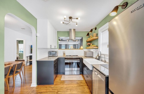 Murray Hill House | 3 King Beds - Family Friendly - Central Location.