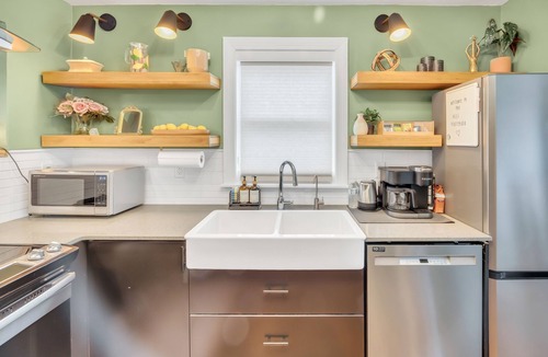 Murray Hill House | 3 King Beds - Family Friendly - Central Location.
