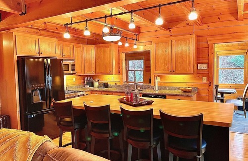 Young Harris Cabin | 3 KINGS! Long Range Views, Hot Tub, Fire Pit, Pool Table - 1 mile off HWY 76